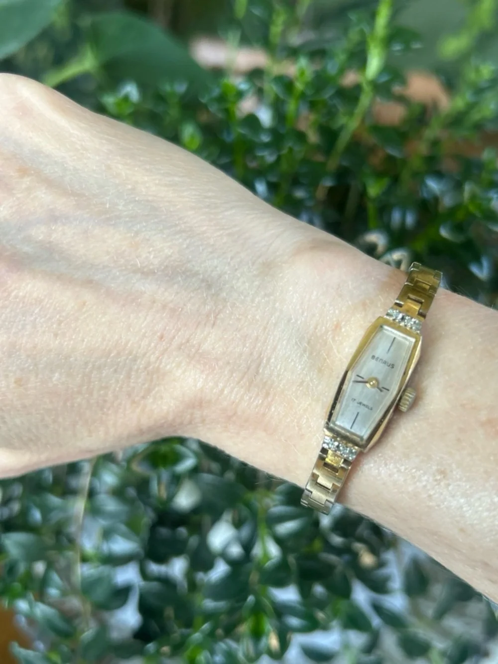 Vintage Ladies Benrus 17-Jewel Manual Wind Watch